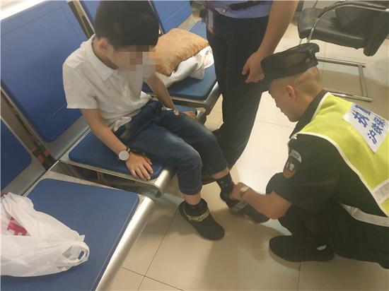 图说:民警对男孩悉心照顾。
