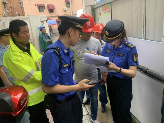图说:联合执法。