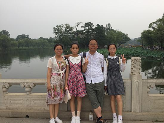 双胞胎姐妹全家福,从左到右依次为妈妈、金蒙璇、爸爸、金蒙璐。 受访者供图
