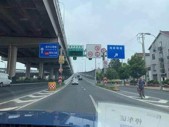 网友拍到的嘉闵高架上匝道“禁摩标志”被覆盖照片