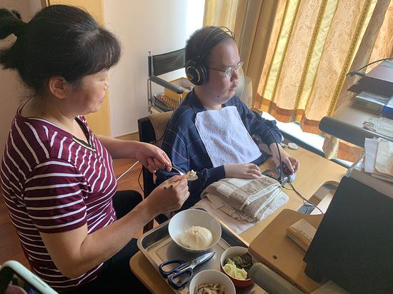 阿姨给冯锦源喂饭。澎湃新闻记者 陈斯斯 摄