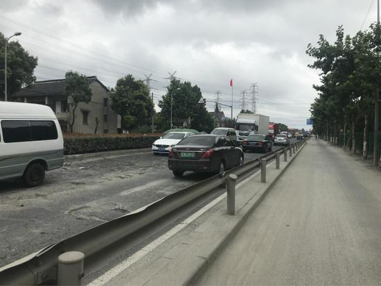 △一过浏翔公路嘉旺路路口,沥青面四分五裂。