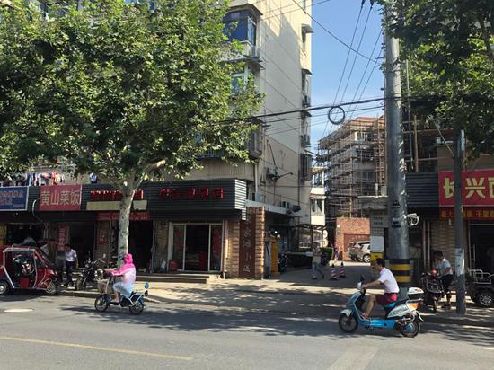 △宋家滩小区正在大修,小区内建筑垃圾较多。