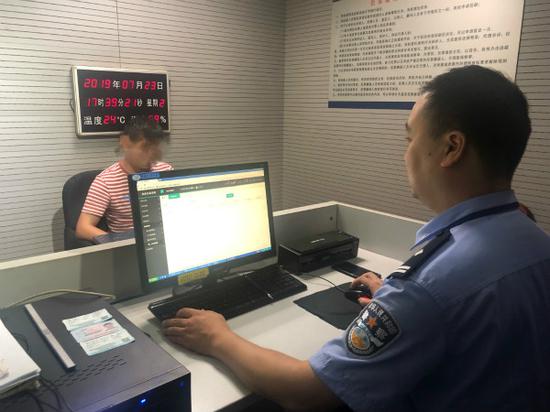 图说:嫌疑人陈某因涉嫌猥亵,被上海铁路警方依法行政拘留5天。刘晓宇 摄