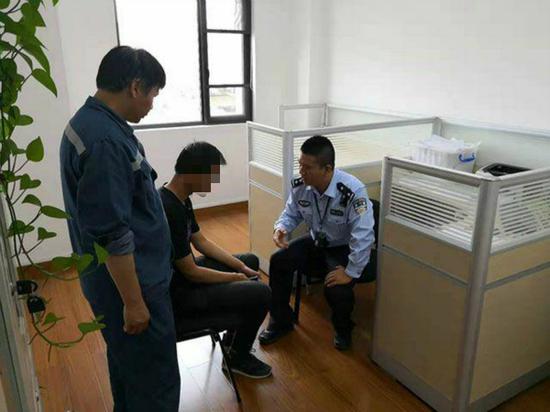 图说:民警劝说烧炭轻生男子 金山警方供图