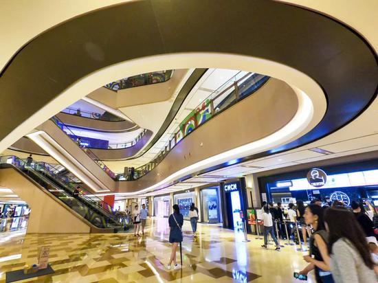 太古汇百货市民络绎不绝。刘歆 摄