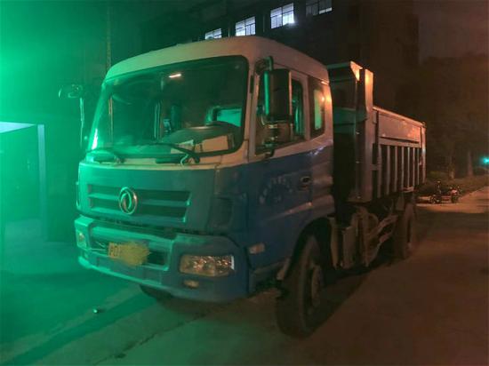 图说:混装垃圾的沪D牌照渣土车。松江九亭城管中队供图(下同)