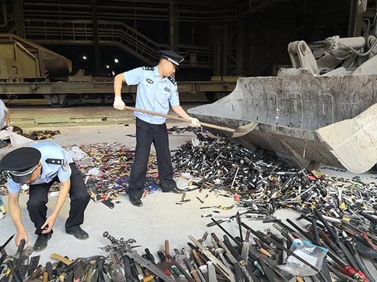 8月12日,上海警方对在专项行动中收缴的非法枪支、管制刀具进行了集中销毁。本文图片 上海市公安局供图