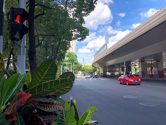 2019年8月11日下午,上海静安区展览中心附近远眺浦东方向,重现蓝天白云美景。 蒋立冬 摄