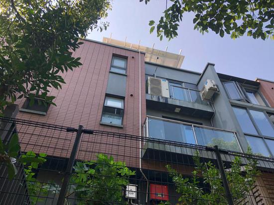 △从下方看起来,整块电池板的宽度仅比491号别墅楼体宽度略小。