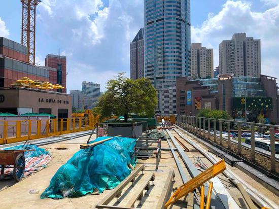 建设中的徐家汇空中连廊一期。 舒抒 摄