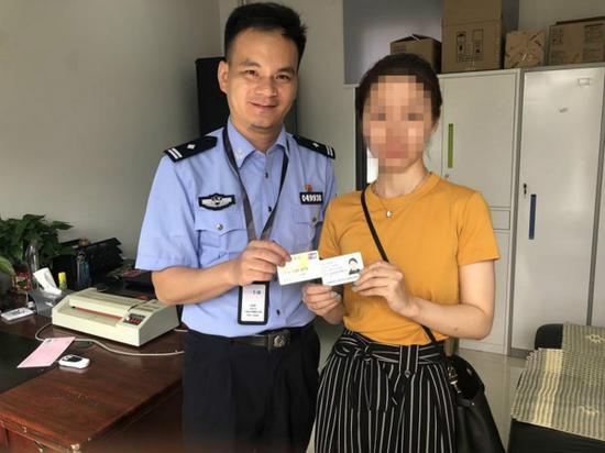 图说:林女士在松江公安分局出入境办公室取回比自己早回家的身份证和银行卡。松江公安分局 供图