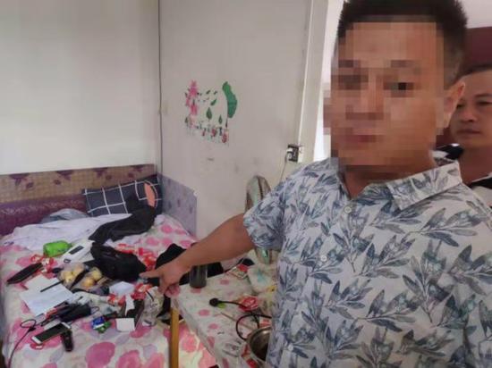 图说:民警在松江区某小区内将李某抓获。松江公安 供图(下同)