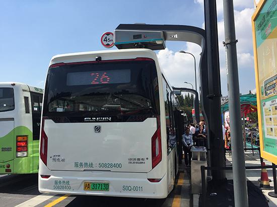 首批上线的新能源公交车。