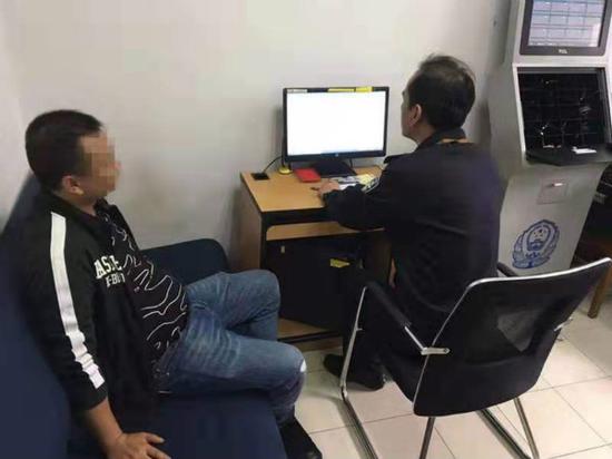 图说:警方在对马某的违法记录进行讯问调查。浦东公安供图