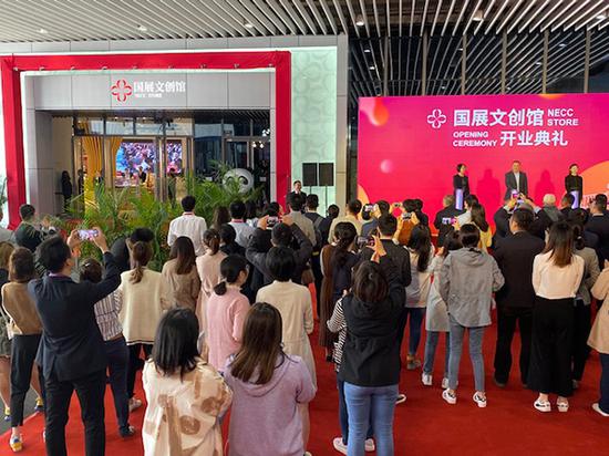 位于国家会展中心圆形商业广场的国展文创馆18日上午正式开业。本文图片均为澎湃新闻记者 俞凯 图