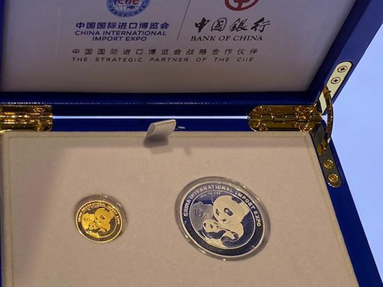 熊猫加字金银币套装采用进博会专属蓝色礼盒包装,只有在文创馆才能买到