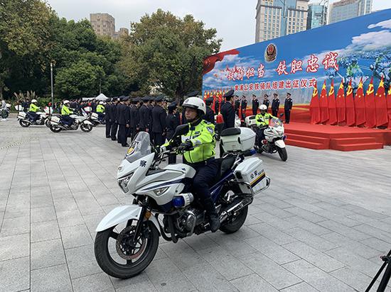 上海黄浦警方在黄浦公园内举行公安铁骑队组建出征仪式。本文图片 澎湃新闻记者 朱奕奕