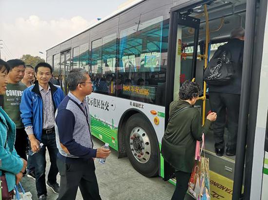 乘客搭乘示范区区域公交。澎湃新闻记者 何颖晗 实习生 陈少颖 图