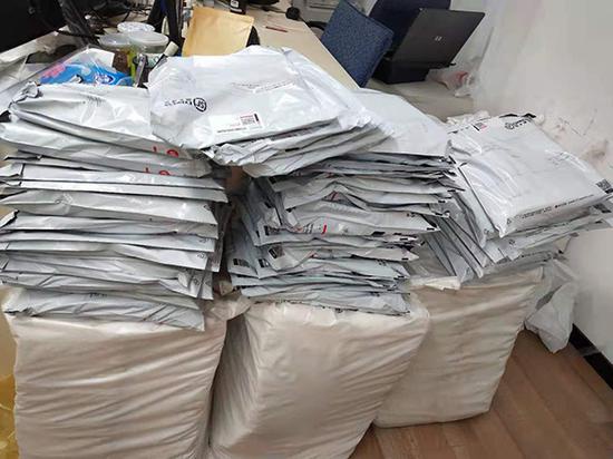 订单源源不断,施源家中客厅临时变身小型快递站。