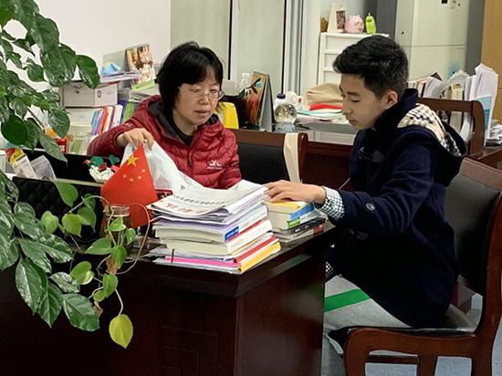 文来中学的科技教师卢慧玲(左一)指导施源