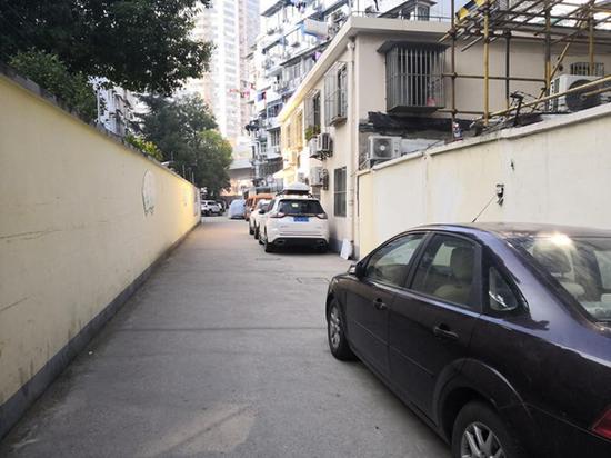 图说:消防通道被占用 来源/新民晚报记者 夏韵 摄