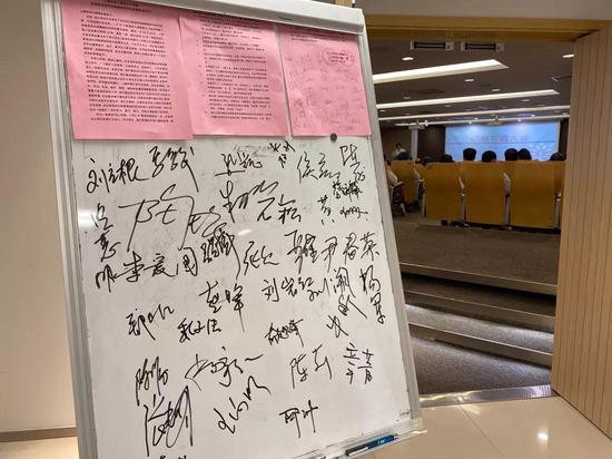 同仁医院通告板上，签满了医务人员的签名，随时准备接替一线救治工作