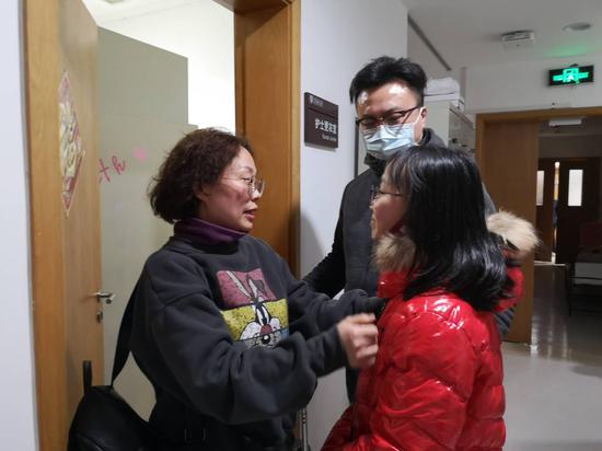 ▲许虹与家人告别,12岁的女儿规定妈妈,一定要做好防护措施并且每天跟她汇报情况