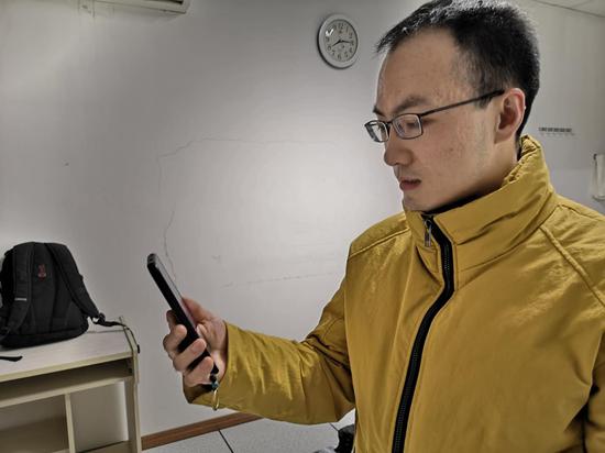 ▲临行前,刘勇超与父母视频通话