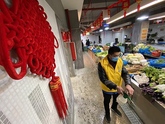图说：连日来，上海730家农贸市场启动每日消毒。刘歆 摄