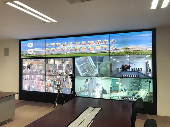 指挥中心可实时调取应急病房画面。 澎湃新闻记者 邹娟 图