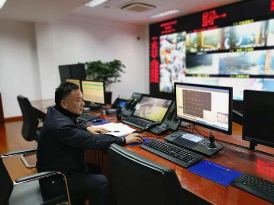 民警加强对执勤现场监控