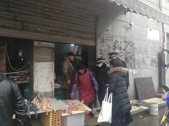 各中队对辖区内菜场、街面等重点区域周边强化执法巡查,一经发现,联合市场监管等部门坚决取缔非法活禽销售。