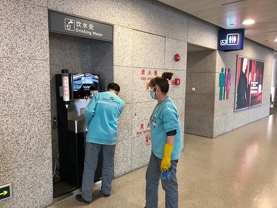 浦东机场2号航站楼到达厅，保洁人员正在做消毒杀菌。澎湃新闻记者 李佳蔚 图