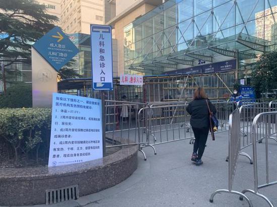 在上海新华医院的门急诊大楼前的空地里,临时搭建起了两个简易棚,主要用于入院前的流行病学调查。 澎湃新闻记者 陈斯斯 摄