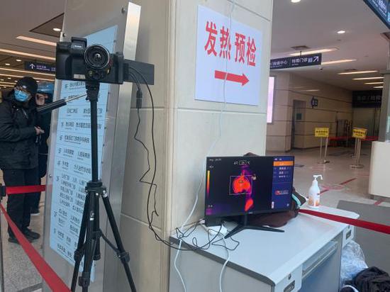 在上海新华医院应用的红外体温检测设备。 澎湃新闻记者 陈斯斯 摄