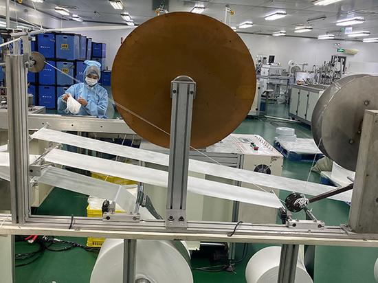 上海港凯的非医用一次性口罩生产线。