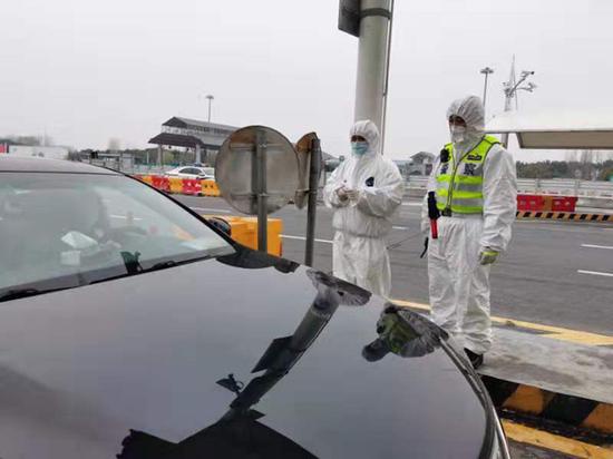 青浦分局民警在道口驻守 青浦分局供图