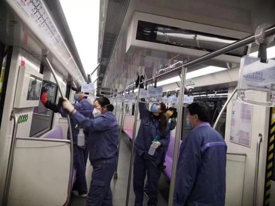 上海地铁正在对车厢进行消毒。 图片来自“上海地铁shmetro”微信公众号