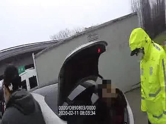 民警在轿车的后备箱内查获一名来自重点地区的女子。 本文图均为 松江警方供图