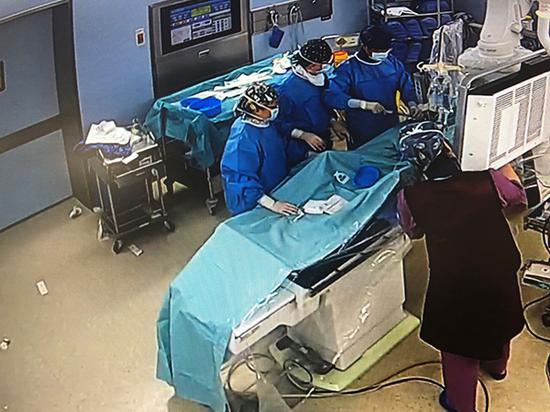 患者正在手术中。同济大学附属东方医院供图