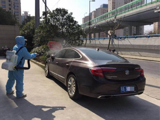 图说:虫害防治公司对这辆鄂A牌车辆现场消毒 长风新村街道供图