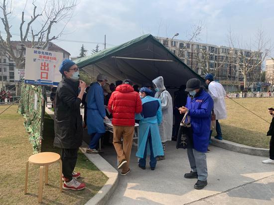 在上海同仁医院，所有人员进入医院以及进入门诊大厅，都需要先进行流行病学调查。 本文图片均为澎湃新闻记者 陈斯斯 图