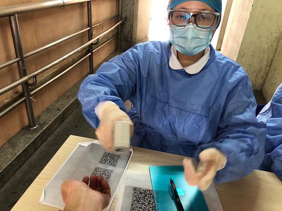华东医院,进入院内的廊道需要进行测温。 澎湃新闻记者 李佳蔚 图