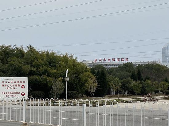 走进方舱时,医护人员感到金银潭医院在背后给自己施压:如果患者病情加重,很快就会进入更危险的境地。 澎湃新闻记者 赵思维 图