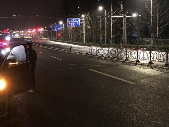 图说:隔离栏被撞出近20米长的一个“豁口” 来源/网友供图(下同)