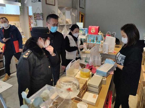 根据复市要求,七宝老街商户开设外卖服务,食品必须烧熟煮透,且半成品、成品避免长时间裸露。