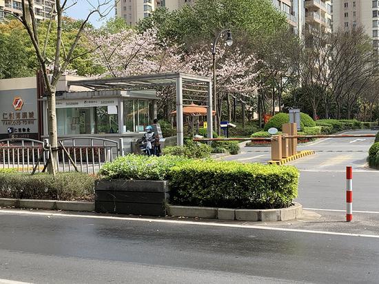 配送员从小区送完货从小区出来。澎湃新闻记者 陈逸欣 摄