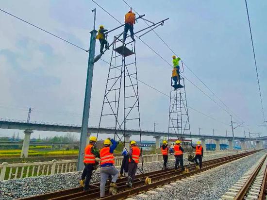 南京供电段做好沪通铁路接触网的精调验收。