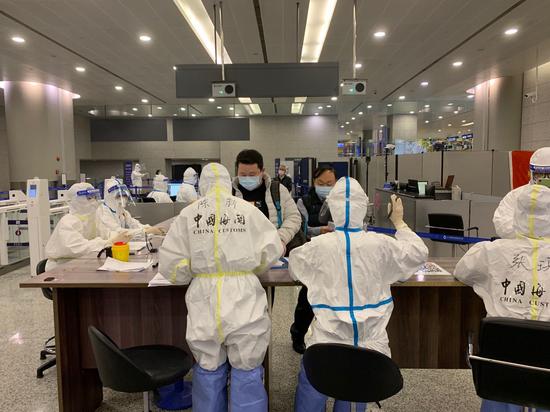海关检疫人员对旅客开展医学排查。